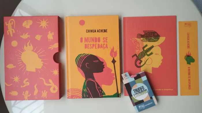 TAG curadoria - Kit completo (luva, livro, revista, marcador de página e brinde).
