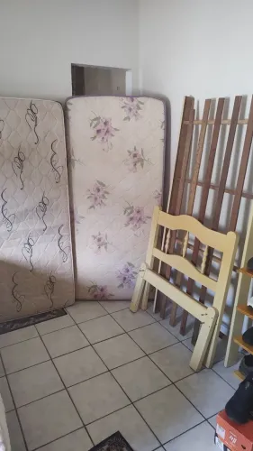 Cama solteiro de madeira + 02 colchões