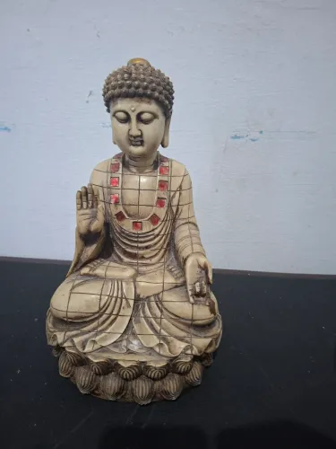 Estátua Buda Decorativo 30 cm em Resina - Acabamento Envelhecido com Detalhes em Mosaico