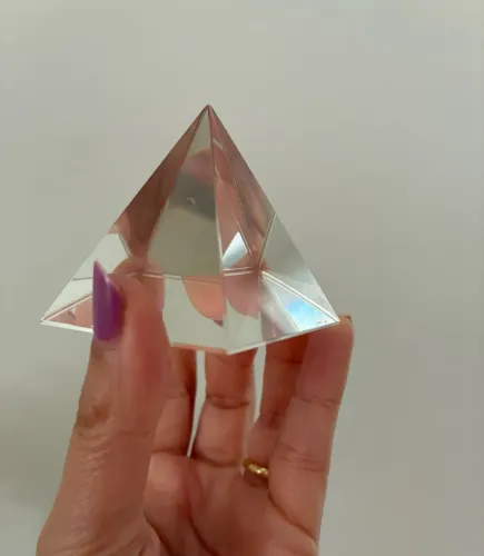 Linda pirâmide de cristal transparente