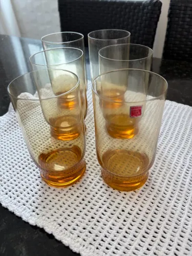 6 copos de cristal na cor âmbar