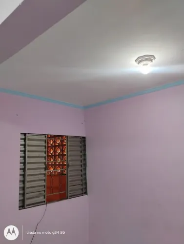 Aluga se uma casa com quarto/ e cozinha/ banheiro/e área/