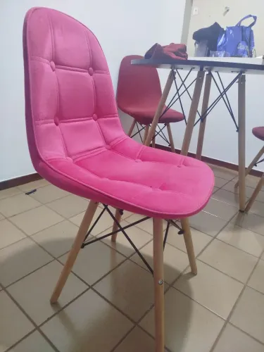 Cadeira pé palito eiffel estofada rosa