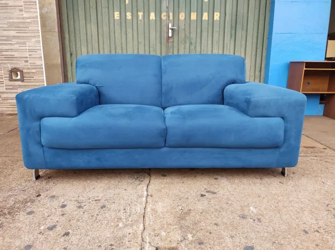 Vendo sofá de 2 lugares Suede azul semi novo