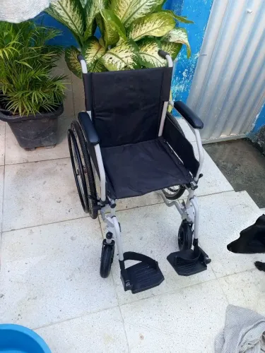 Cadeira de rodas, semi nova