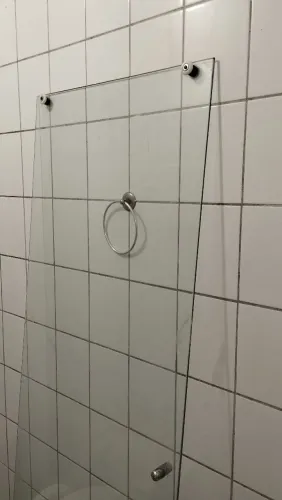 Uma folha de vidro do box do banheiro