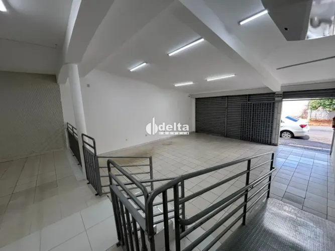 Loja disponível para locação no bairro Umuarama em Uberlândia-MG.