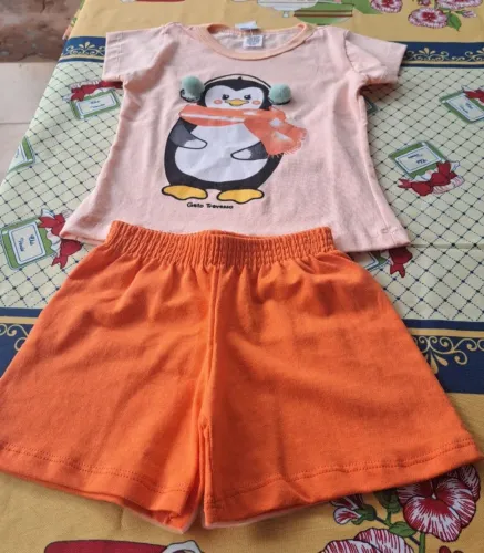 Conjunto infantil para a criança de até 4