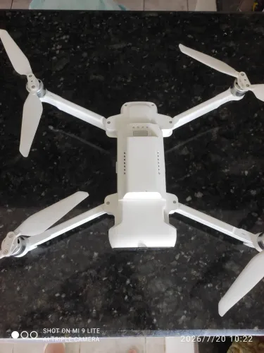 O drone exibido na imagem é o FIMI X8 Tele Max Drone (modelo FMWRJ04A1)