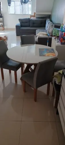 Mesa redonda com 6 cadeiras