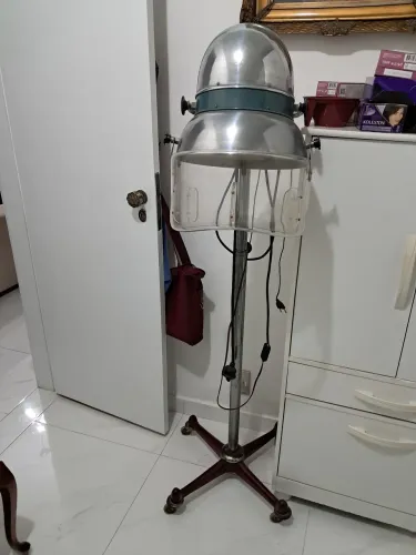 Secadora de cabelo em pé