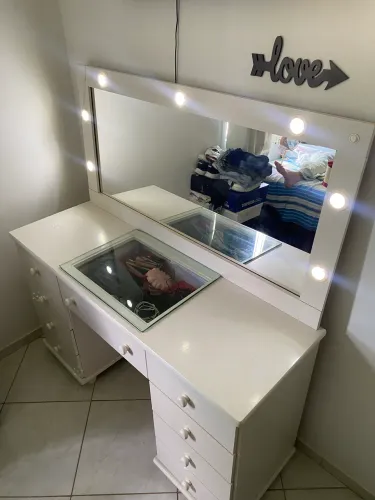 Penteadeira Branca com espelho e iluminação