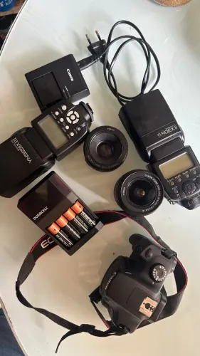 CÂMERA FOTOGRÁFICA CANON T100 C/ FLASHS E LENTES