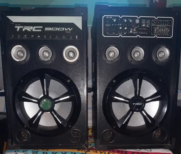 caixas acústicas amplificadas TRC modelo TRC-399 oferece uma potência de 900W.