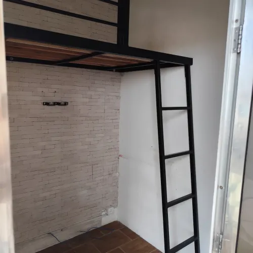 Cama suspensa de solteiro