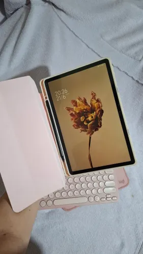 Tablet Redmi com acessórios