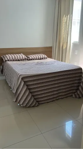 Cama de casal em bom estado de conservação