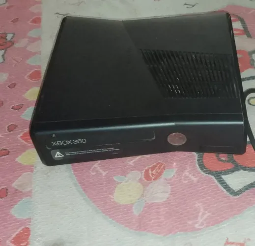 Quero vender Xbox 360 pra retirar peças n tá ligado n sei o defeito vai só o console