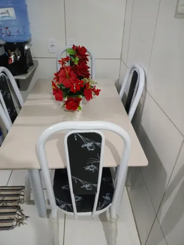 Mesa de mármore completa com as cadeiras , Nova as cadeiras todas no plástico ainda . 