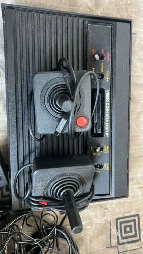 ATARI 2600, COM 2 CONTROLES E 7 JOGOS