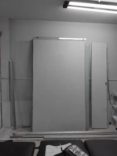 Vidro blindex para vitrine ou sala comercial.