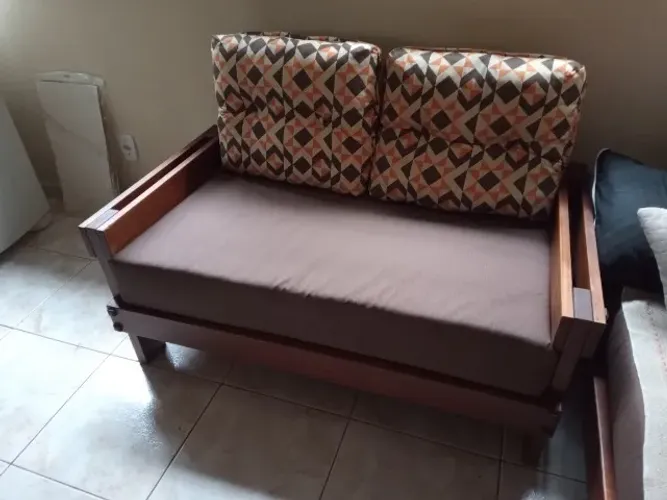 Vendo jogo de sofá antigo,em madeira de cerejeira