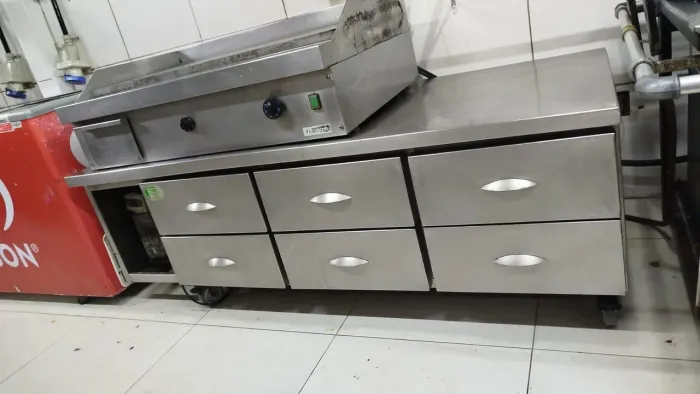 Balcão refrigerado com gavetas Macon