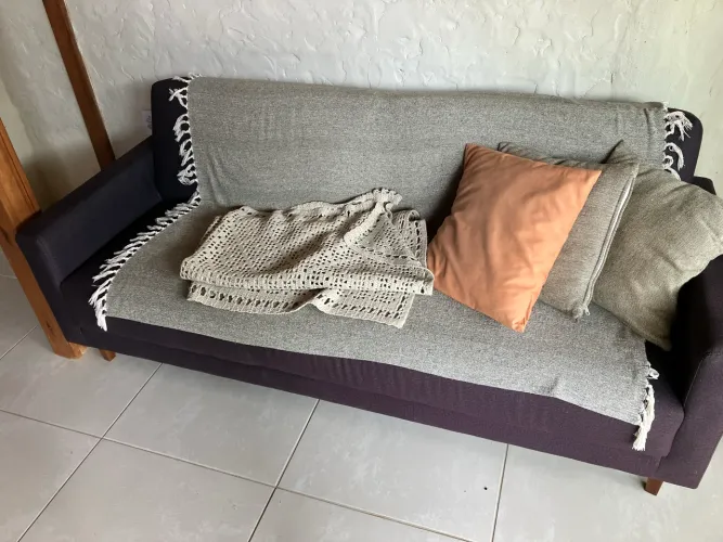 Sofá 3 lugares em suede azul acizentado