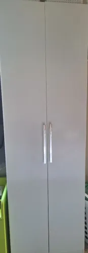 Armario de roupa de solteiro. Dois espacos para pendurar roupas divididos por prateleiras 