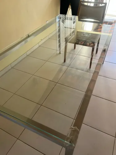 Vende-se mesa com 6 cadeiras