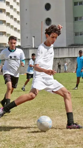 Roupa da Nike falsificada mas serve para jogar bola e também daquela corridinha do dia