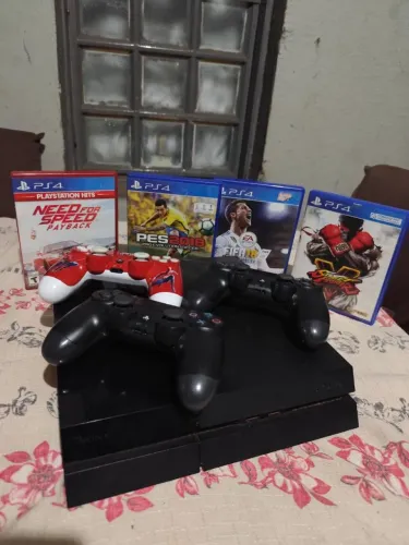 Playstation 4 com 3 controles e 4 jogos físicos
