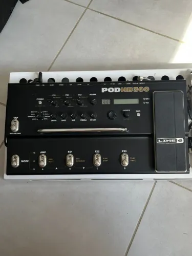 Pedaleira POD HD300 + Pedalboard c/ Bag