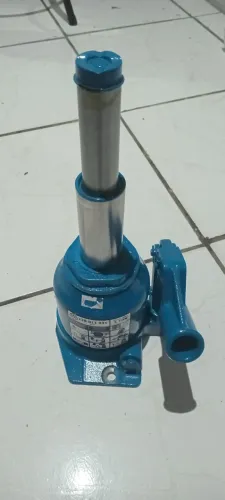 Kit macaco, chave de roda e engate reboque 