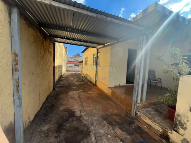 Terreno a venda com 02 casas, sendo uma de frente e uma de fundo