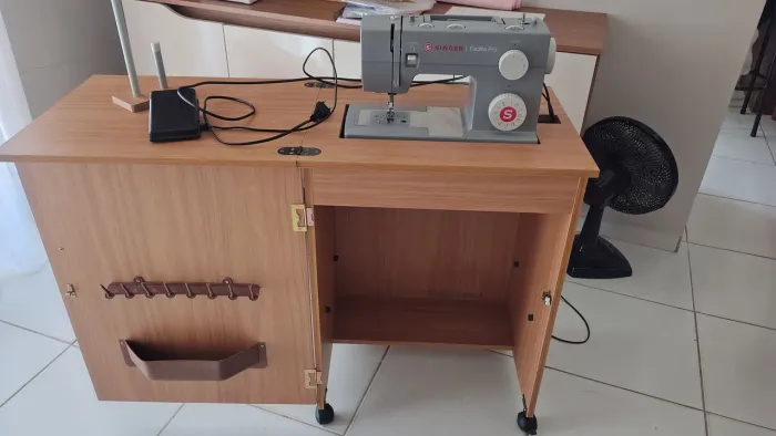 Mesa + Máquina de Costura Singer HD4423 Facilita Pro