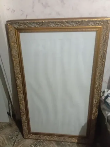 Moldura provençal, trabalhada, retrô dourada com vidro 1.37 X 0.89 m