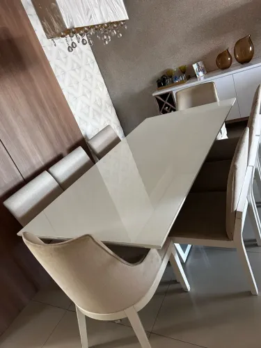 Sala de jantar com mesas e cadeiras