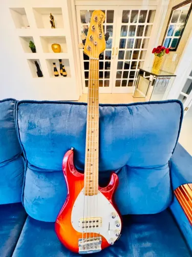 ERNIE BALL MUSIC MAN STINGRAY 5 USA