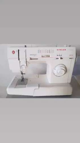 Máquina de costura Singer facilita