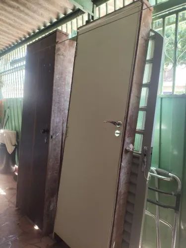 Porta de madeira branca com portal tamanho 2,00 pôr 0,70