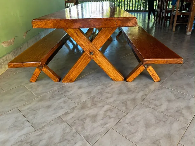 Mesa para área de lazer de madeira Angelin