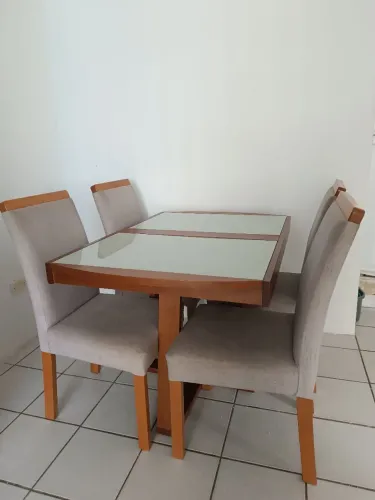 Conjunto mesa e cadeiras de jantar (Madeira e vidro)