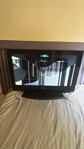 Televisão AOC para retirada de peças.