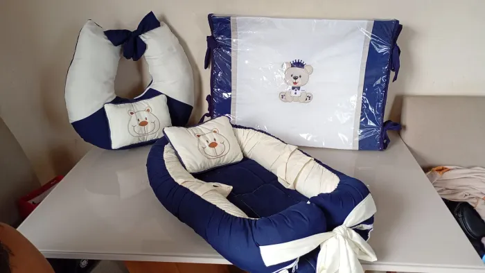 Kit de almofada de amamentação, ninho e trocador, tema urso, azul marinho e off white.