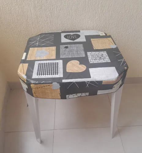 Mesa de plástico com 4 cadeiras