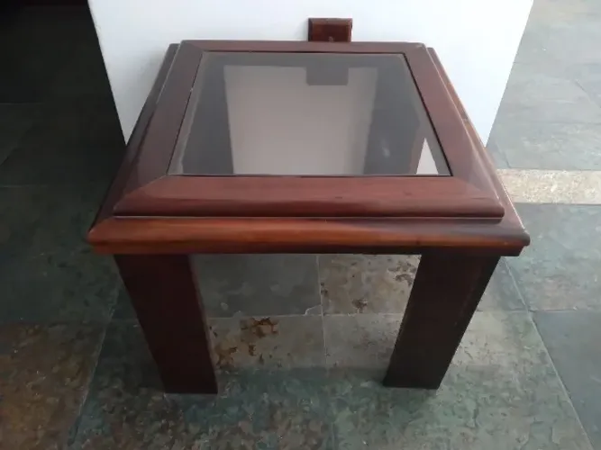 Mesa de canto de madeira