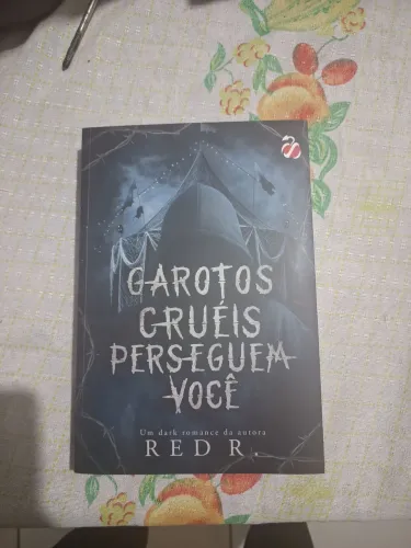 Garotos cruéis perseguem você
