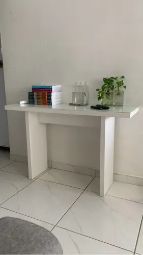 Aparador com tampo de vidro