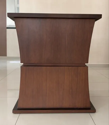 Mesa com 6 cadeiras em madeira e estofado com molas 